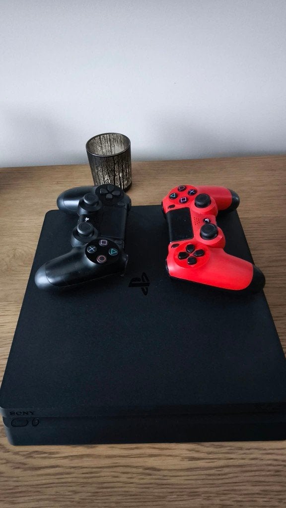 Playstation 4 slim 1 TB  + 2 duoshock (v4)  en 3 games, Games en Spelcomputers, Met 2 controllers, Ophalen of Verzenden, Zo goed als nieuw
