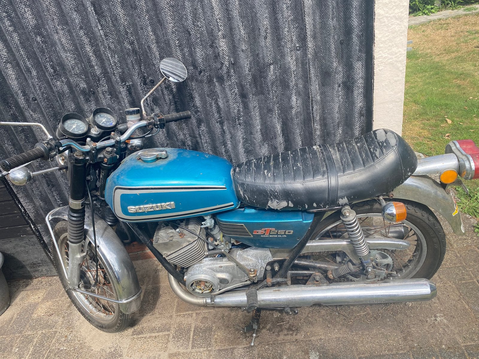 Suzuki 250 gt, Motoren