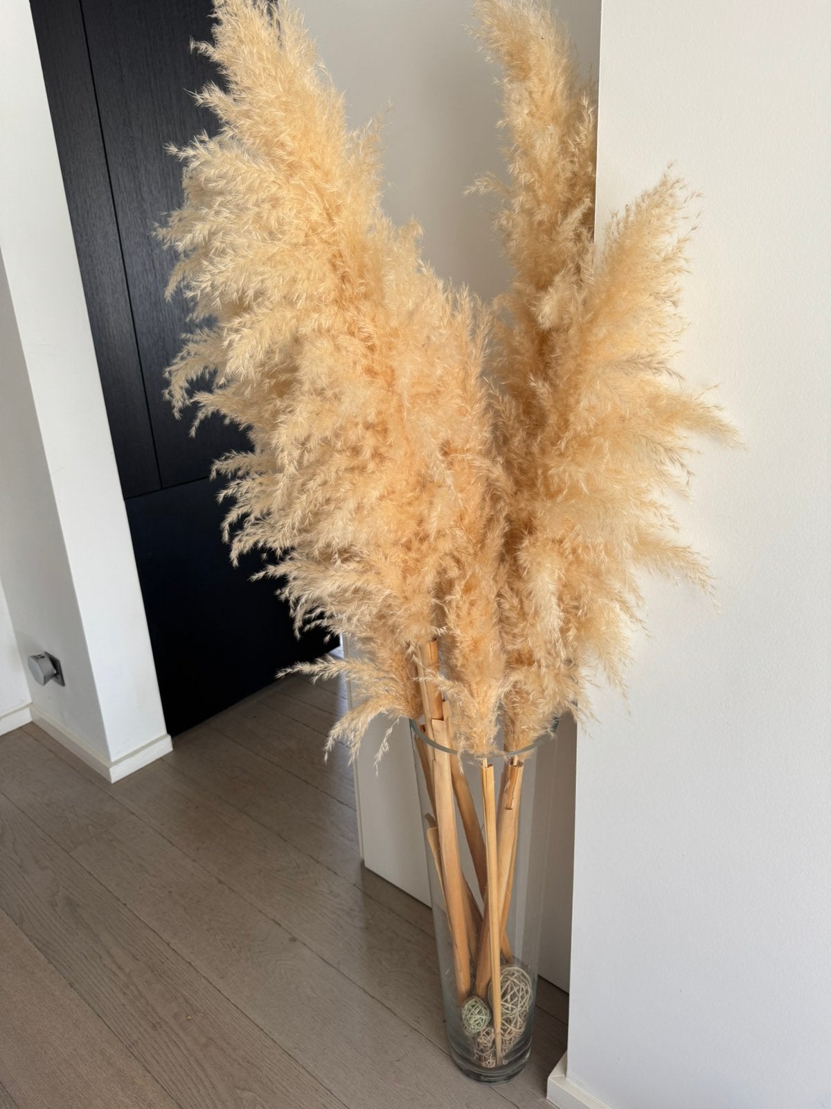 Grand vase en verre avec plumes, Maison & Meubles, Enlèvement, Comme neuf