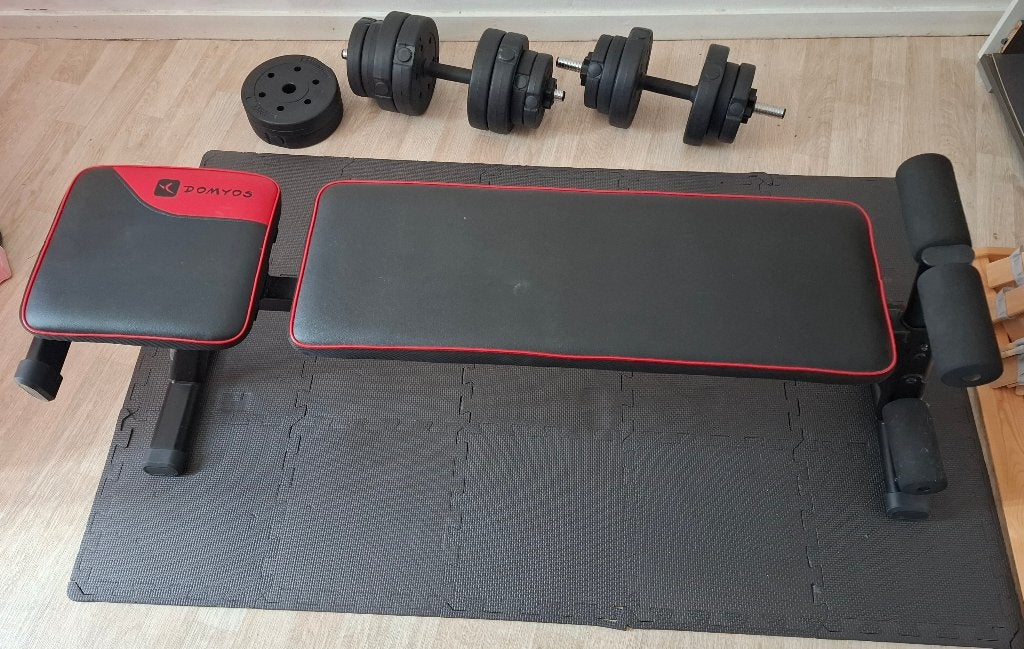 Banc de musculation et 2 haltères, Sports & Fitness, Enlèvement, Comme neuf, Autres types