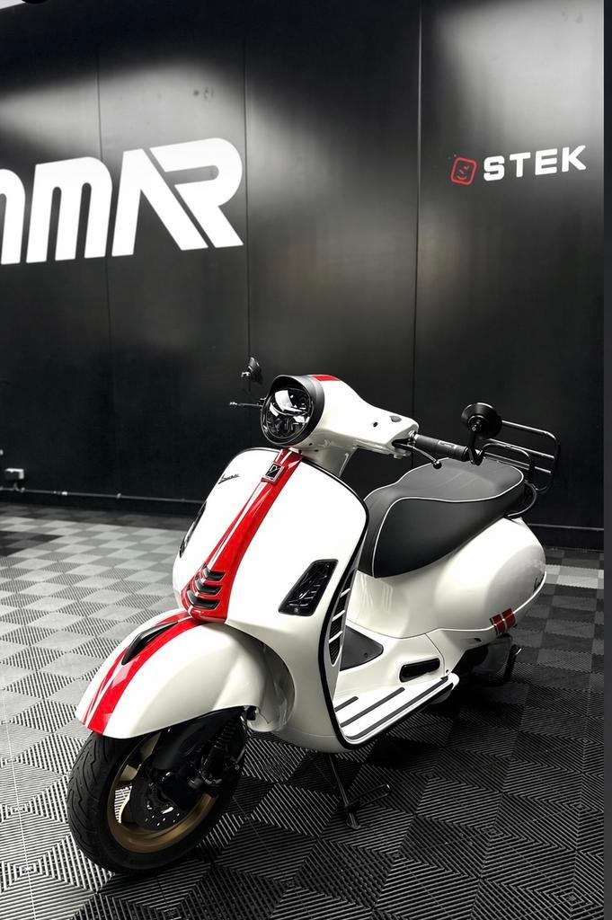 Vespa gts 300 hpe racing sixties, Motoren, 300 cc, Nieuw, Particulier, Minimaal motorrijbewijs A2