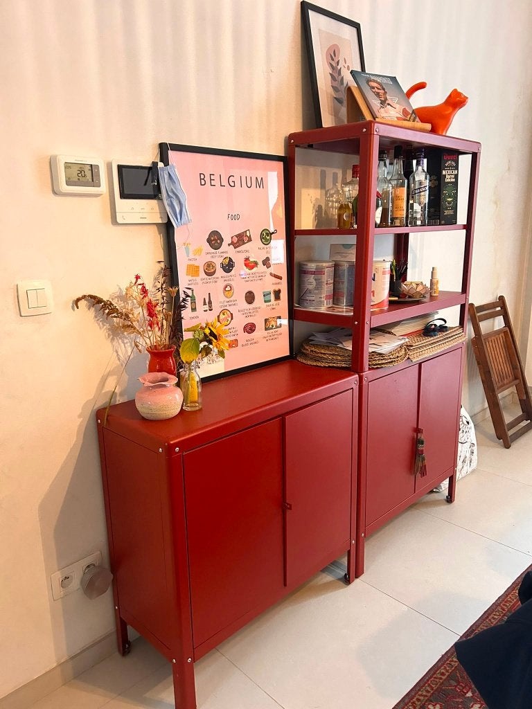 Armoire/buffet IKEA bordeaux avec étagère en saillie, Maison & Meubles, Armoires | Armoires murales, Comme neuf, 100 à 150 cm