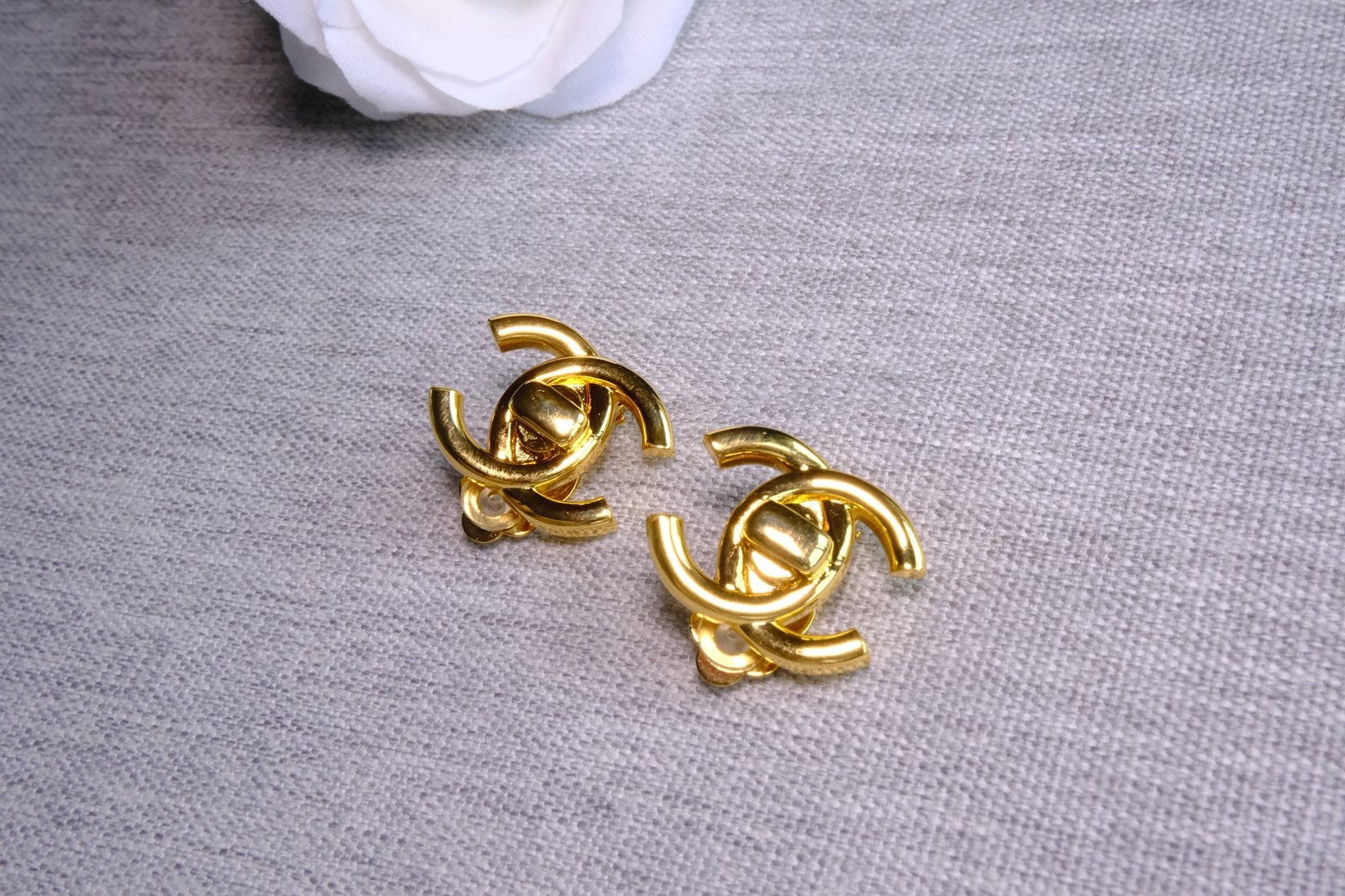 Vintage Chanel 95 stud earrings, Enlèvement ou Envoi, Comme neuf