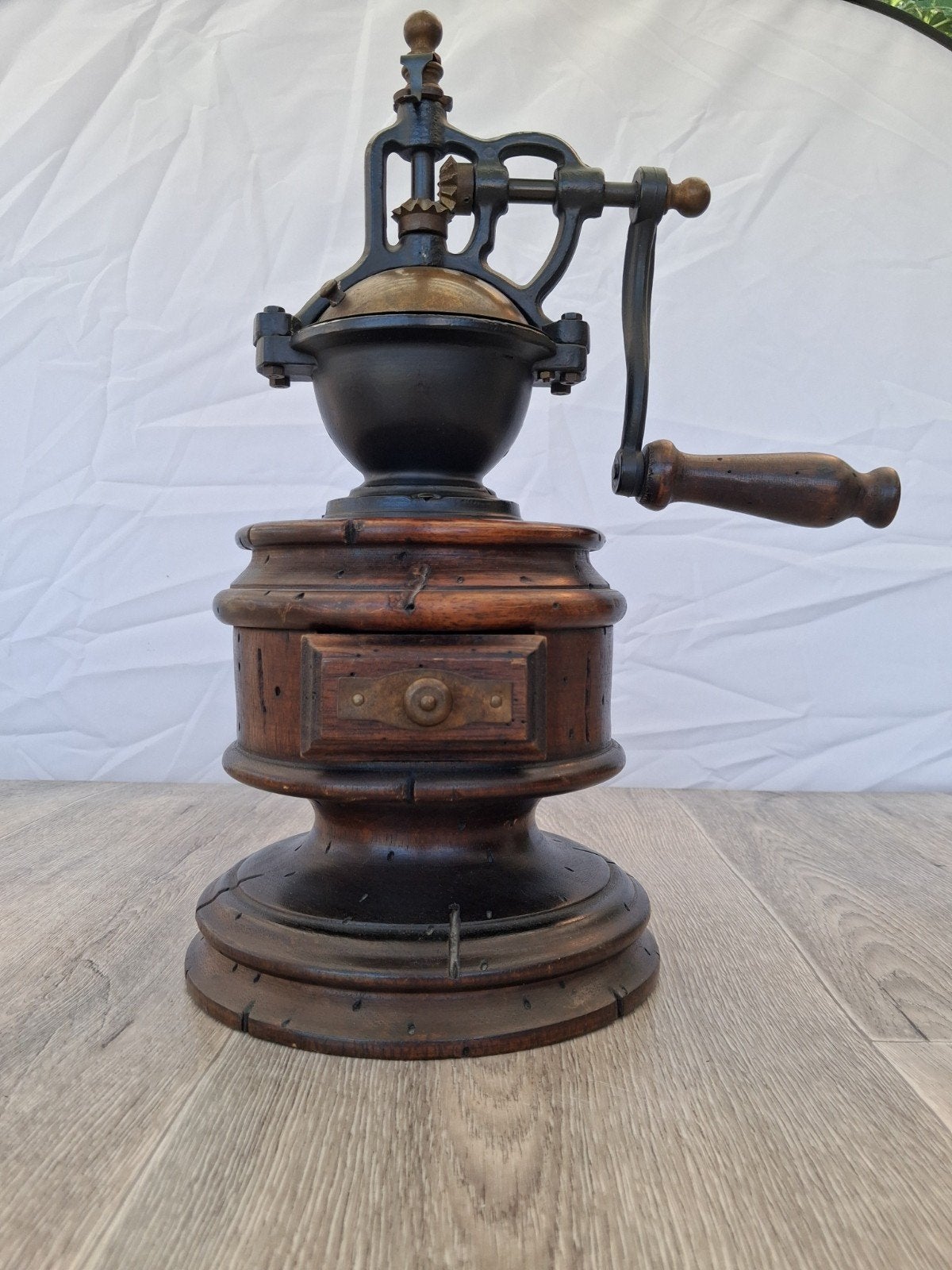 antieke houten koffiemolen, Ophalen