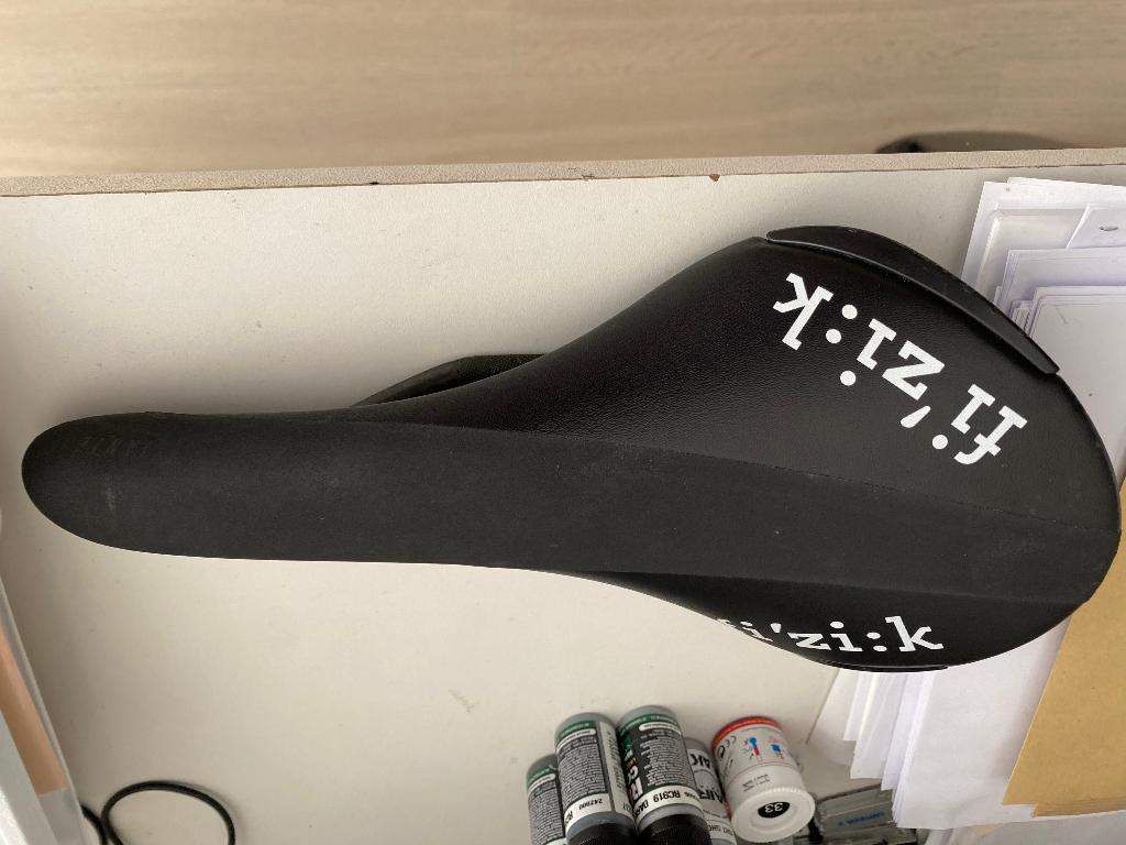 selle fizik arione R3, Fietsen en Brommers, Fietsonderdelen, Ophalen, Zo goed als nieuw, Zadel