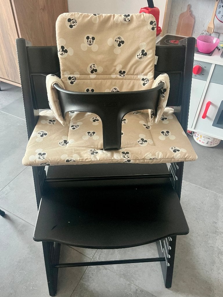 Set bébé Tripp Trapp (noir) +réducteur de siège Mickey Mouse, Enlèvement ou Envoi, Utilisé, Chaise évolutive, Coulissant