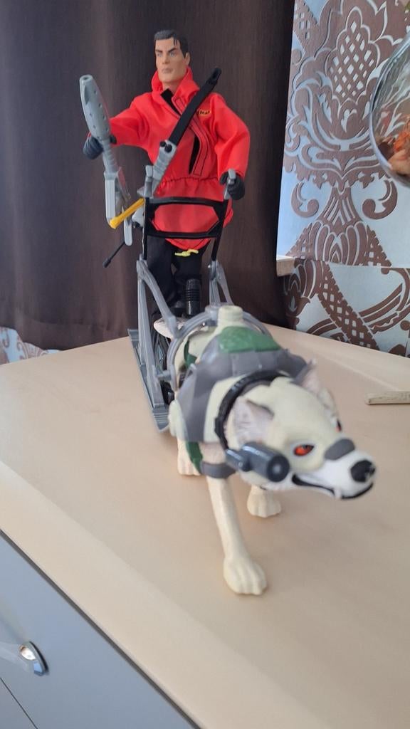 Action man met slede en hond, hond maakt lawaai, Ophalen