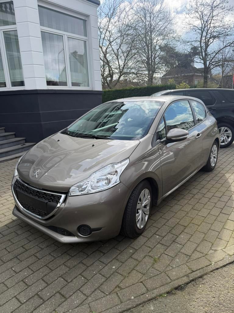 Peugeot 208 1.2i Amper 6.000km 2012 First Owner, Auto's, Voorwielaandrijving, Zwart, Bruin, Bedrijf