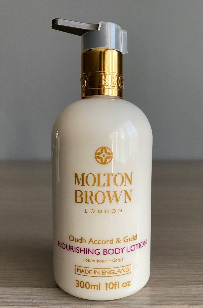 Body lotion Oudh Accord & Gold Molton Brown 300ml - NIEUW, Bijoux, Sacs & Beauté, Envoi, Neuf, Body lotion, Crème ou Huile