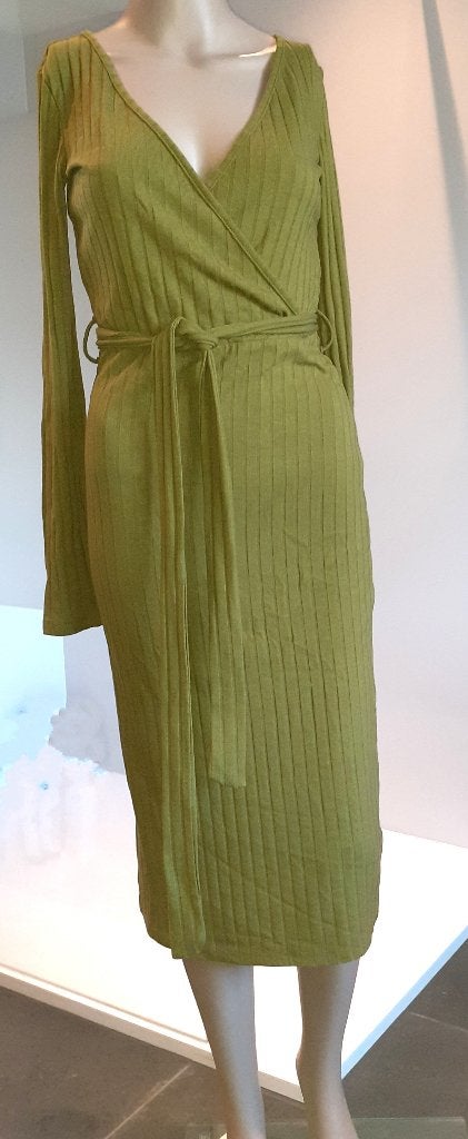 Midi jurk groen met riem Na-KD XS, Kleding | Dames, Nieuw, Ophalen of Verzenden, Knielengte, Maat 34 (XS) of kleiner