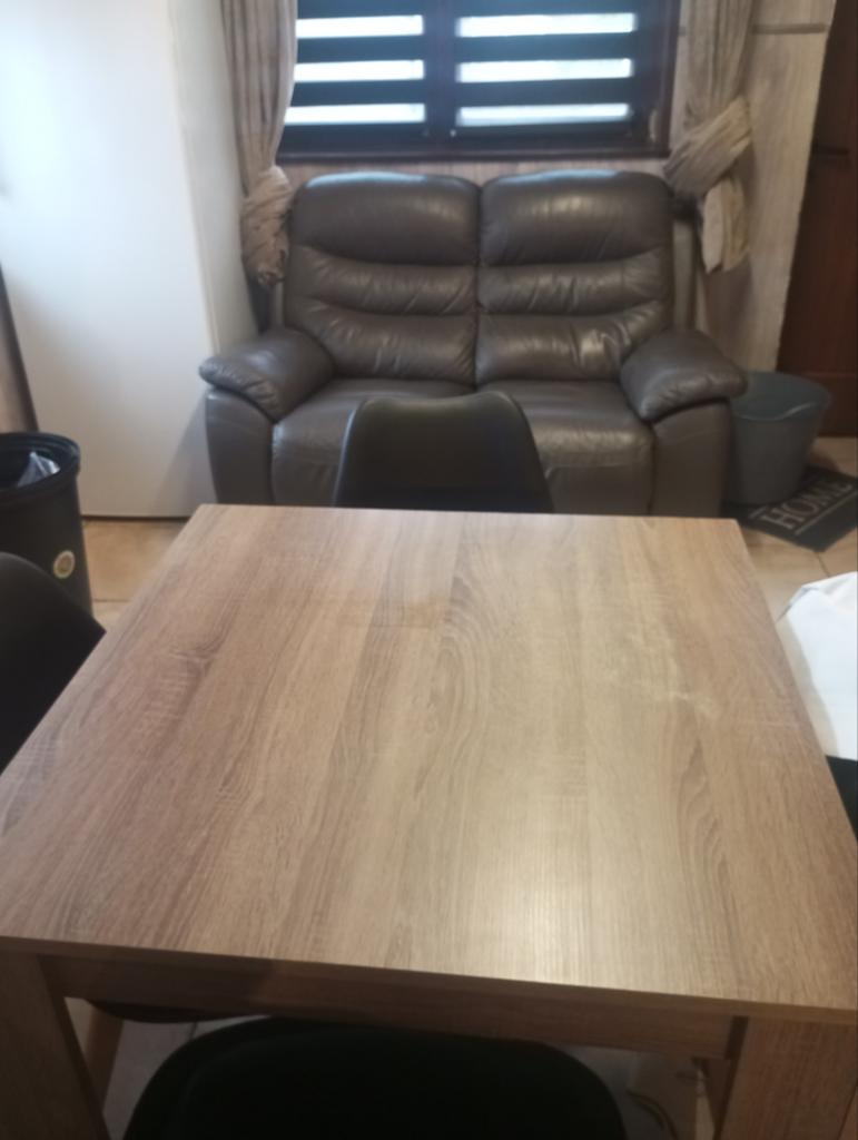 Table carrée sur chatelineau dispo, Enlèvement