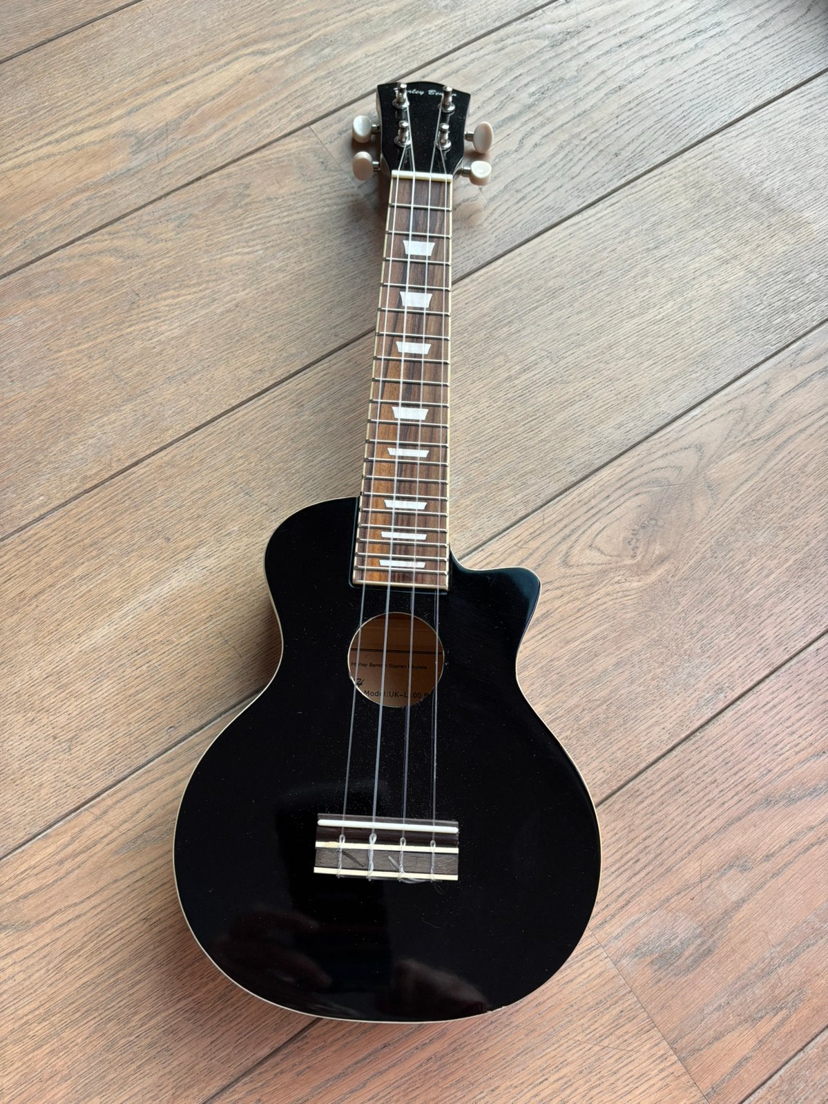 Ukulele Harley Benton + toebehoren, Enlèvement ou Envoi, Comme neuf