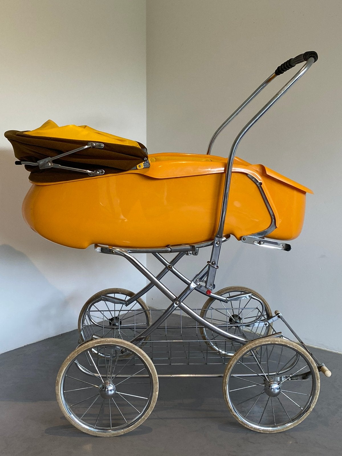 Luigi Colani baby buggy model Cocon design, Antiquités & Art, Art | Objets design, Enlèvement