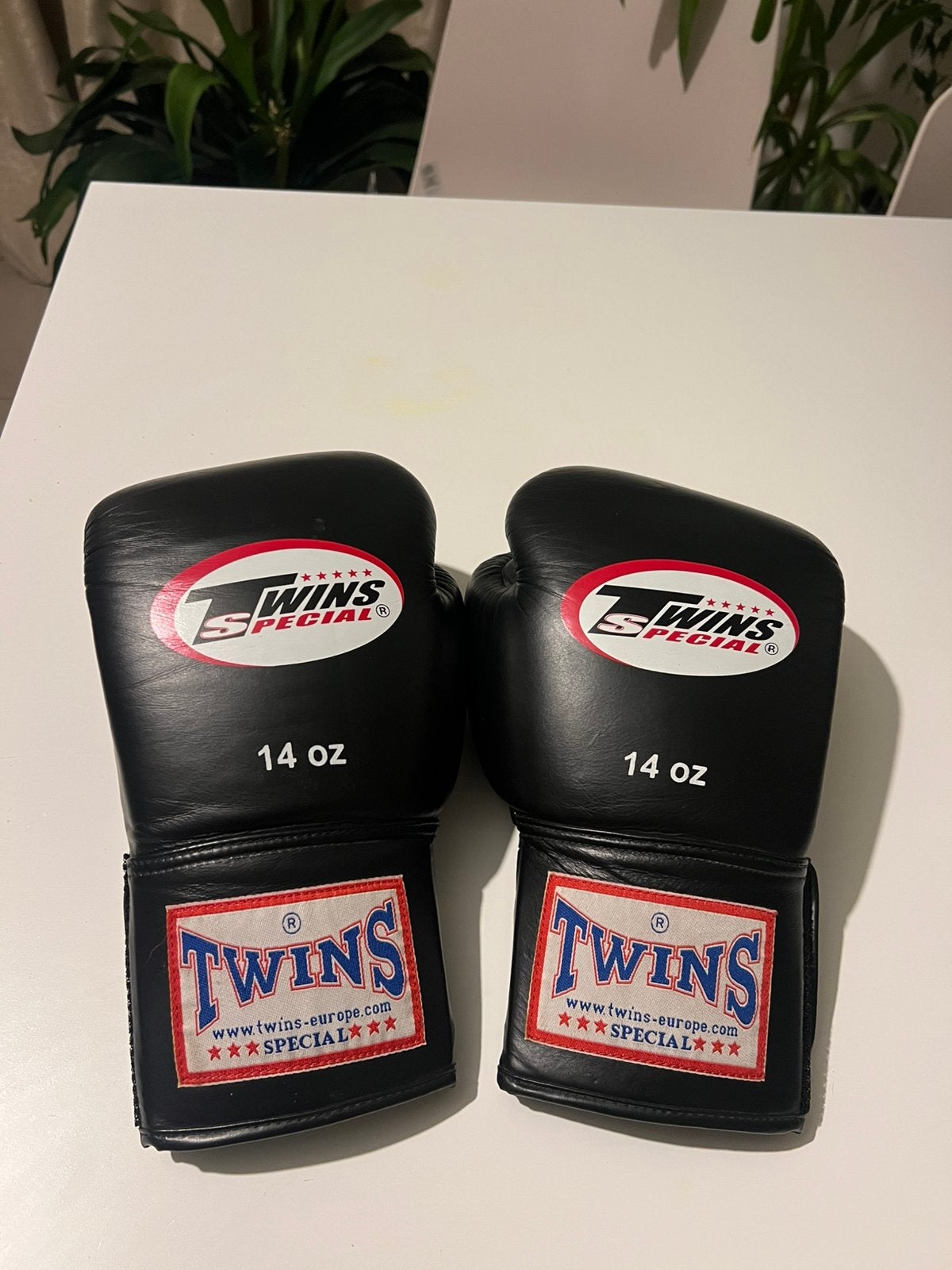 Twins bokshandschoenen 14oz, Ophalen of Verzenden, Zo goed als nieuw