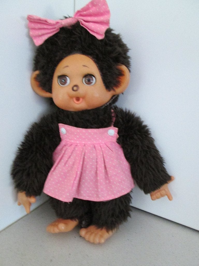 Monchichi van 35 cm lang, met roos rokje en strik, Enlèvement ou Envoi, Utilisé, Autres types