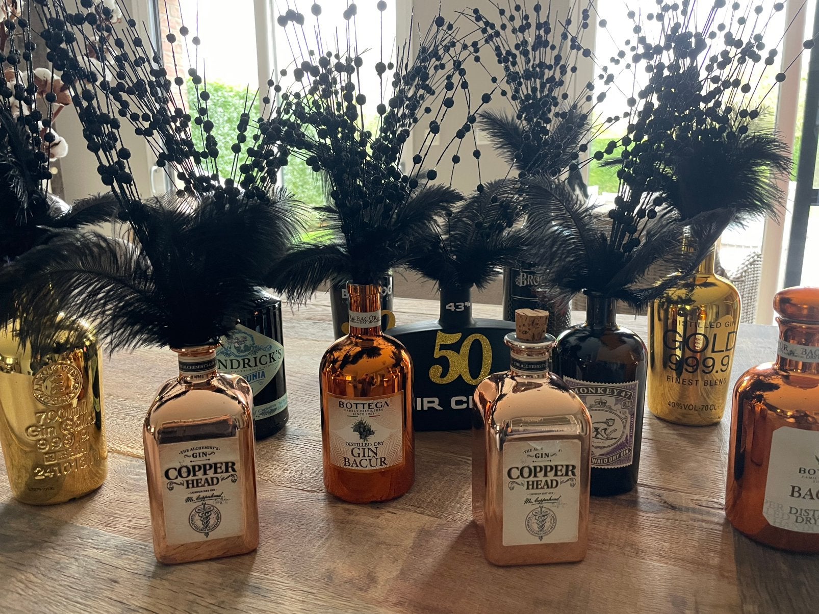 Verjaardagstafeldecoratie lege gin-flessen, Gebruikt, Ophalen of Verzenden, Glas, Tafelblad