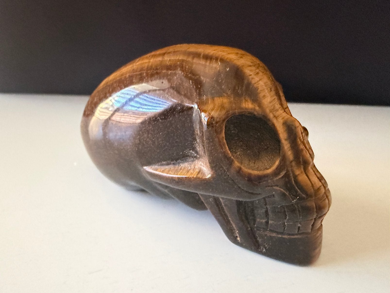 Superbe crâne sculpté en oeil de tigre (pièce unique), Antiquités & Art, Pierre ou céramique, Doré, Moins de 20 cm, Fait main