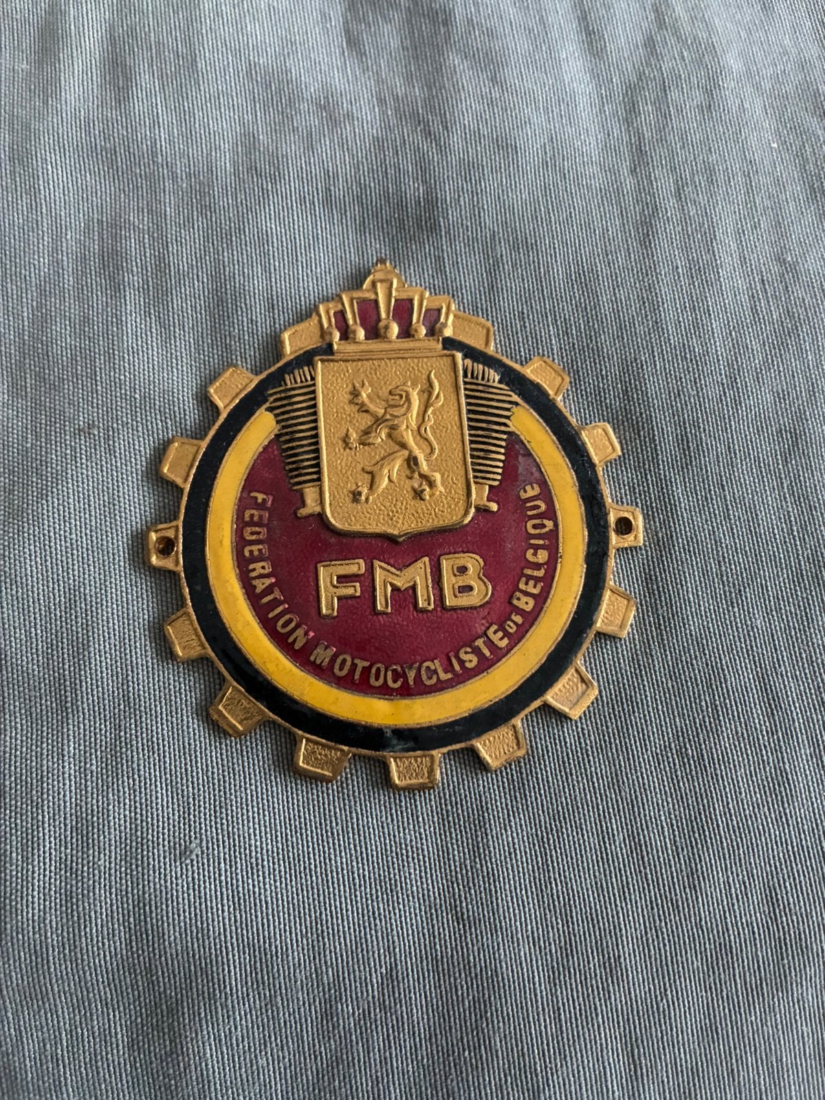 badge insigne Fédération Motocycliste de Belgique fmb, Ophalen, Zo goed als nieuw, Merk, Speldje of Pin