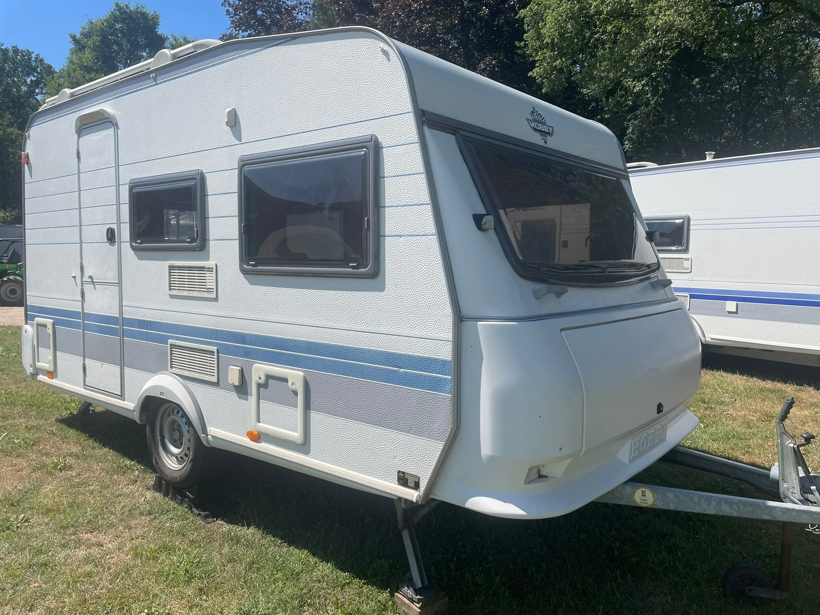 Nette caravan Hobby 400 met voortent, Caravans en Kamperen, Caravans, Bedrijf, tot en met 4, 750 - 1000 kg, Treinzit, Hobby, Vast bed