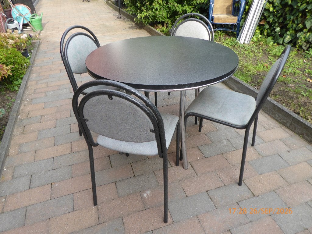 keukentafel met 4 stoelen en 2 taboertjes, Ophalen, Kunststof, Rond, Zo goed als nieuw