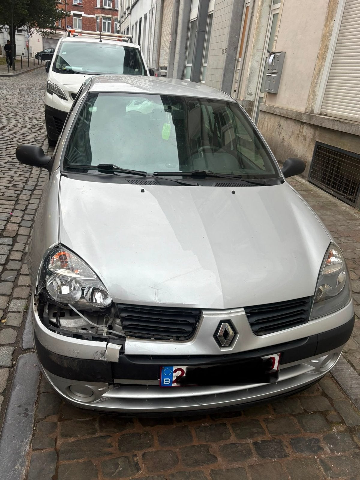 Renault clio 95000km degat av droit, Autos, Argent ou Gris, Achat, Boîte manuelle, 5 portes