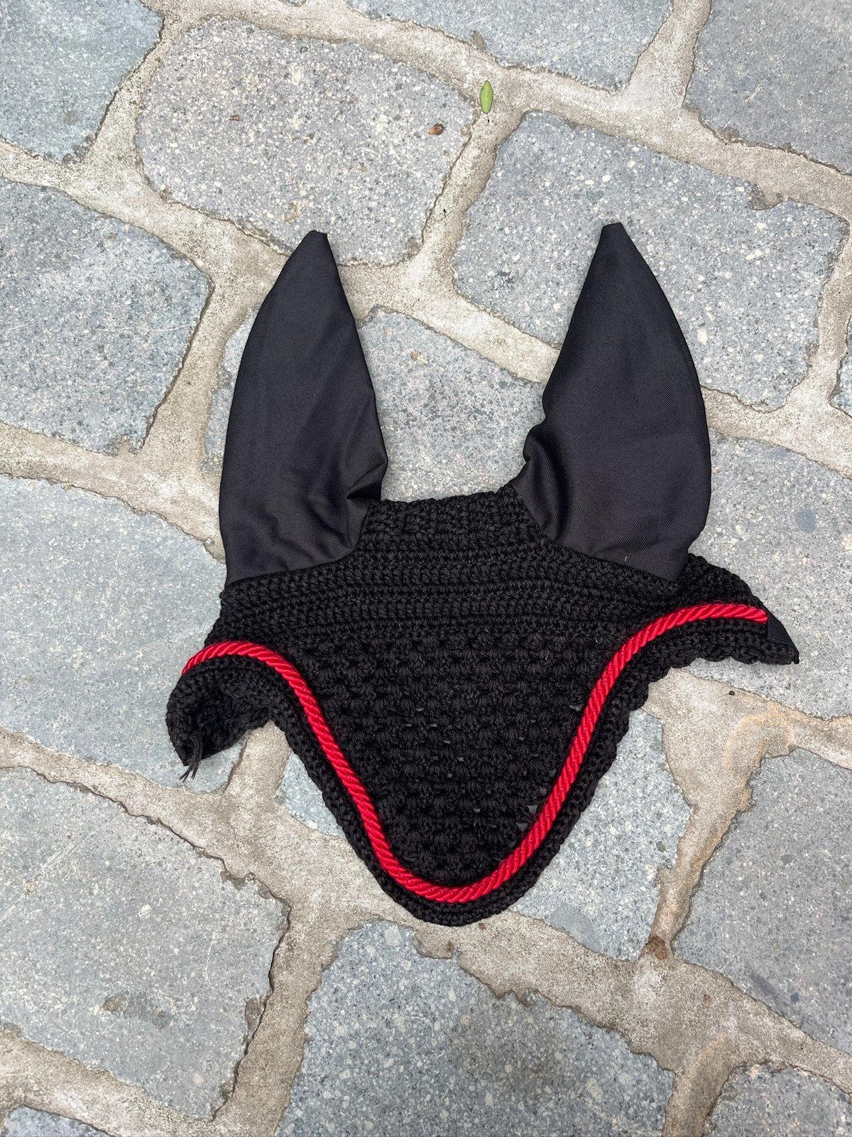 Oornetje HKM zwart en rood, Dieren en Toebehoren, Oornetje, Ophalen of Verzenden, Zo goed als nieuw, Full