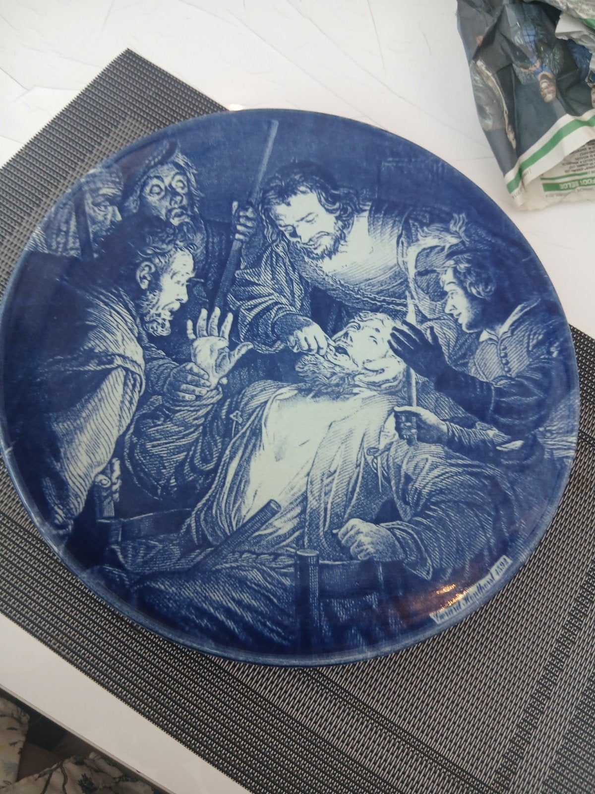 assiette en faïence, Enlèvement