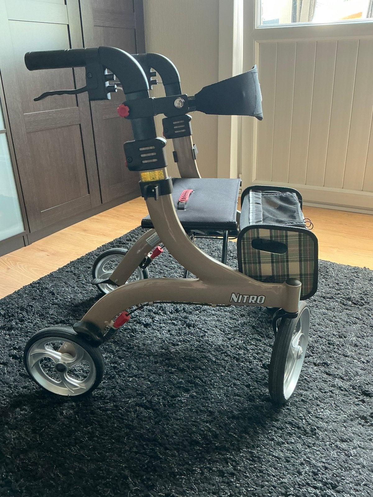Rollator Nitro lichtgewicht Champagne kleur, Diversen, Ophalen, Lichtgewicht, Zo goed als nieuw