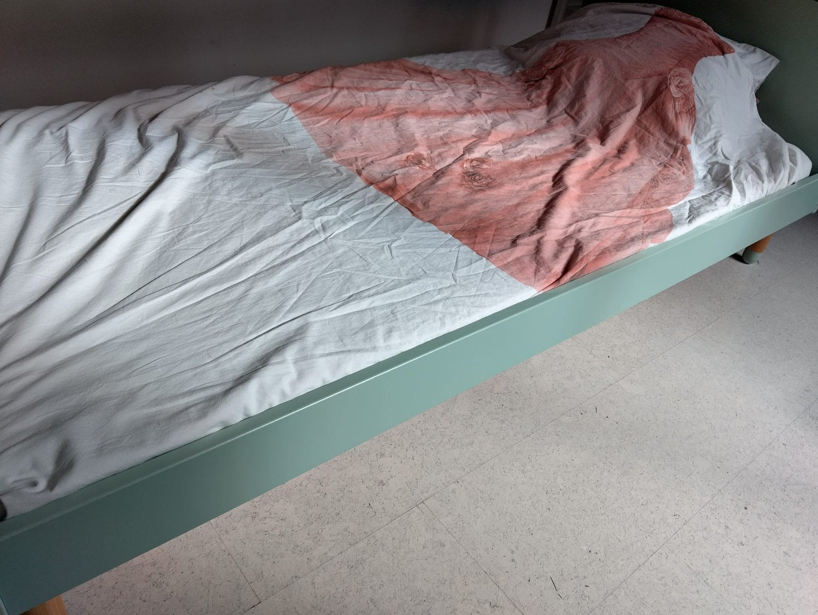 Mooi houten 1persoonsbedje . Mintgroen, Ophalen, Zo goed als nieuw