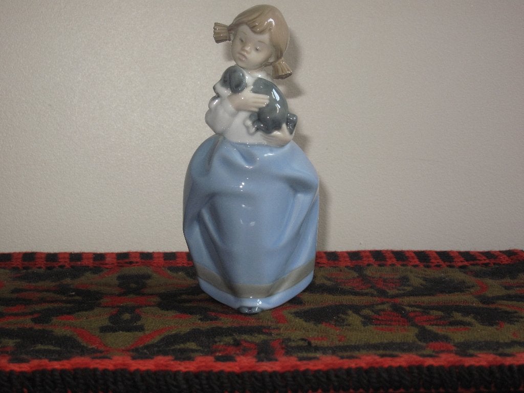 meisje met hond nao bij lladro, Geglazuurd, Ophalen of Verzenden, 20 - 50 cm, Overige materialen