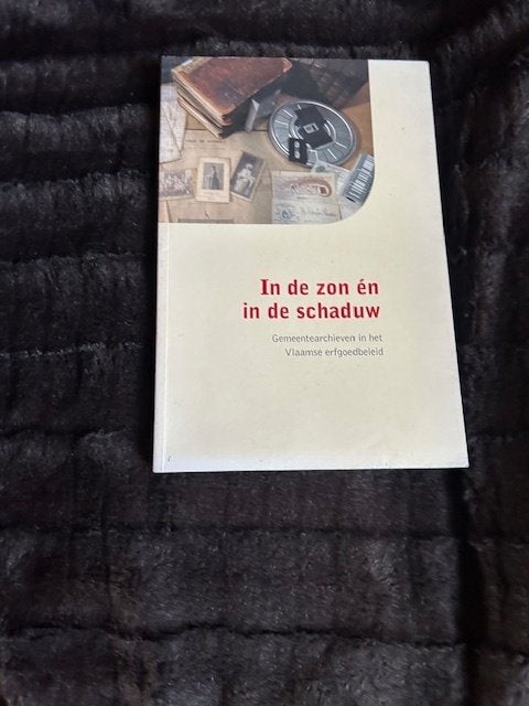 In de zon én in de schaduw Gemeentearchieven Bart De Keyser, Ophalen of Verzenden, Zo goed als nieuw