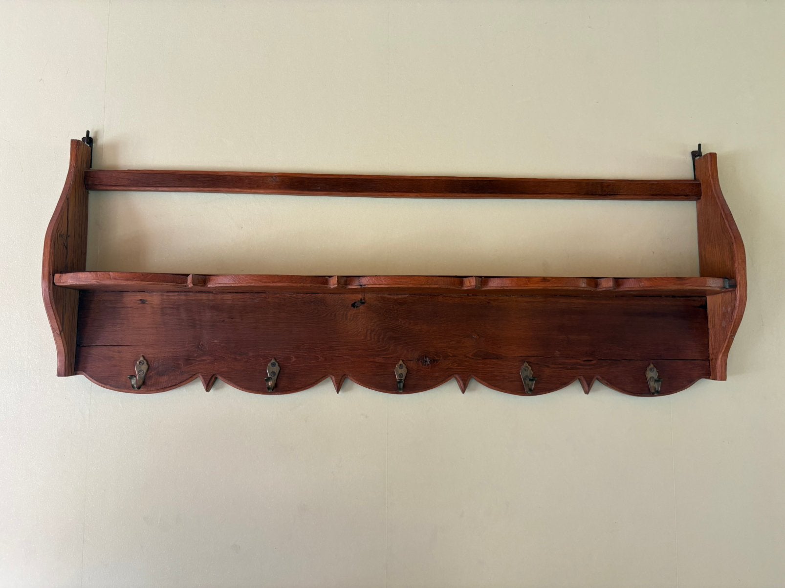 Porte-manteau mural ancien en bois massif avec étagère, Enlèvement, Comme neuf, Bois, Portemanteau mural