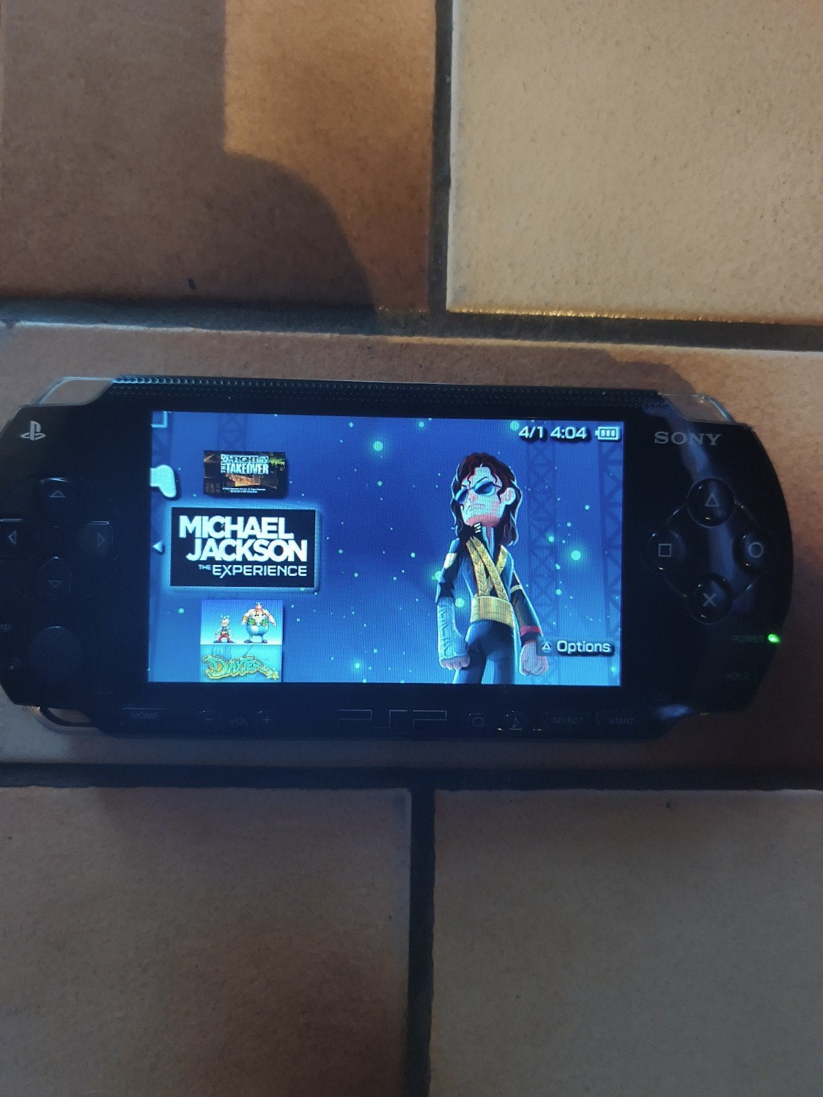 PSP Black (6.61 PRO-C) — Lit les jeux, clapet UMD lâche, Consoles de jeu & Jeux vidéo, Enlèvement ou Envoi, Utilisé, PSP, Avec jeux