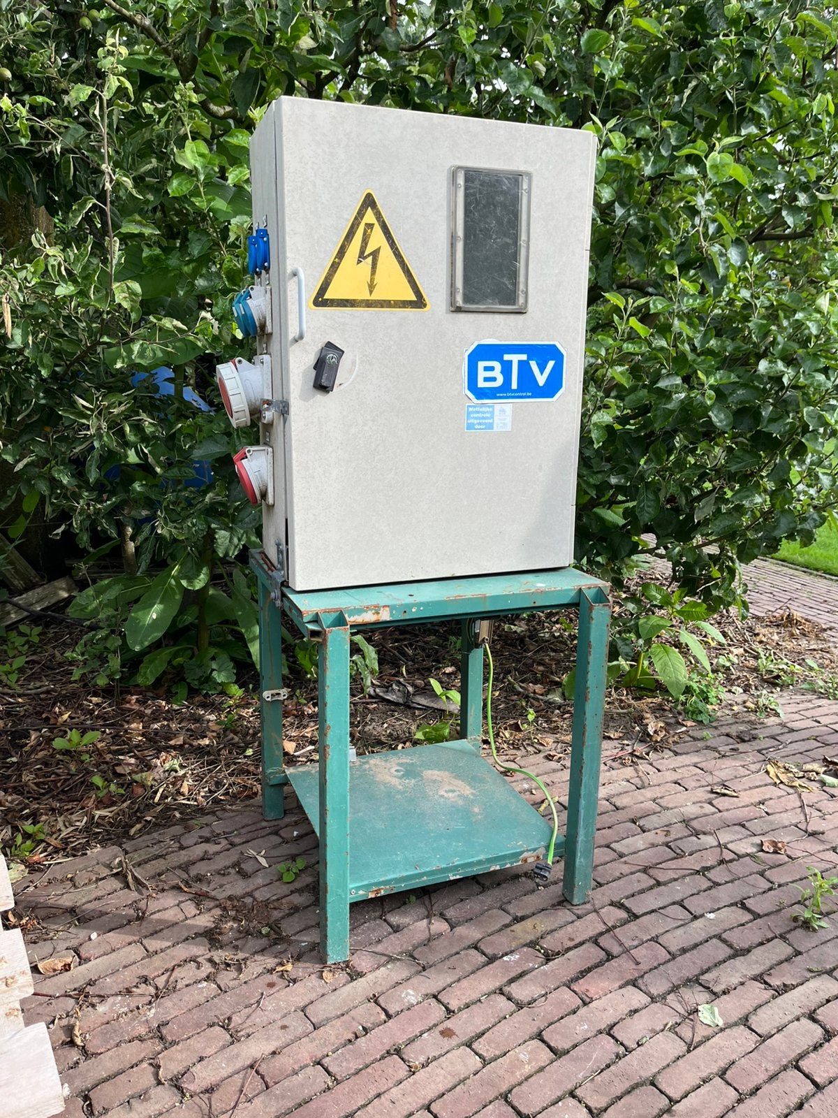 Werfkast op statief te koop, Ophalen, Zo goed als nieuw