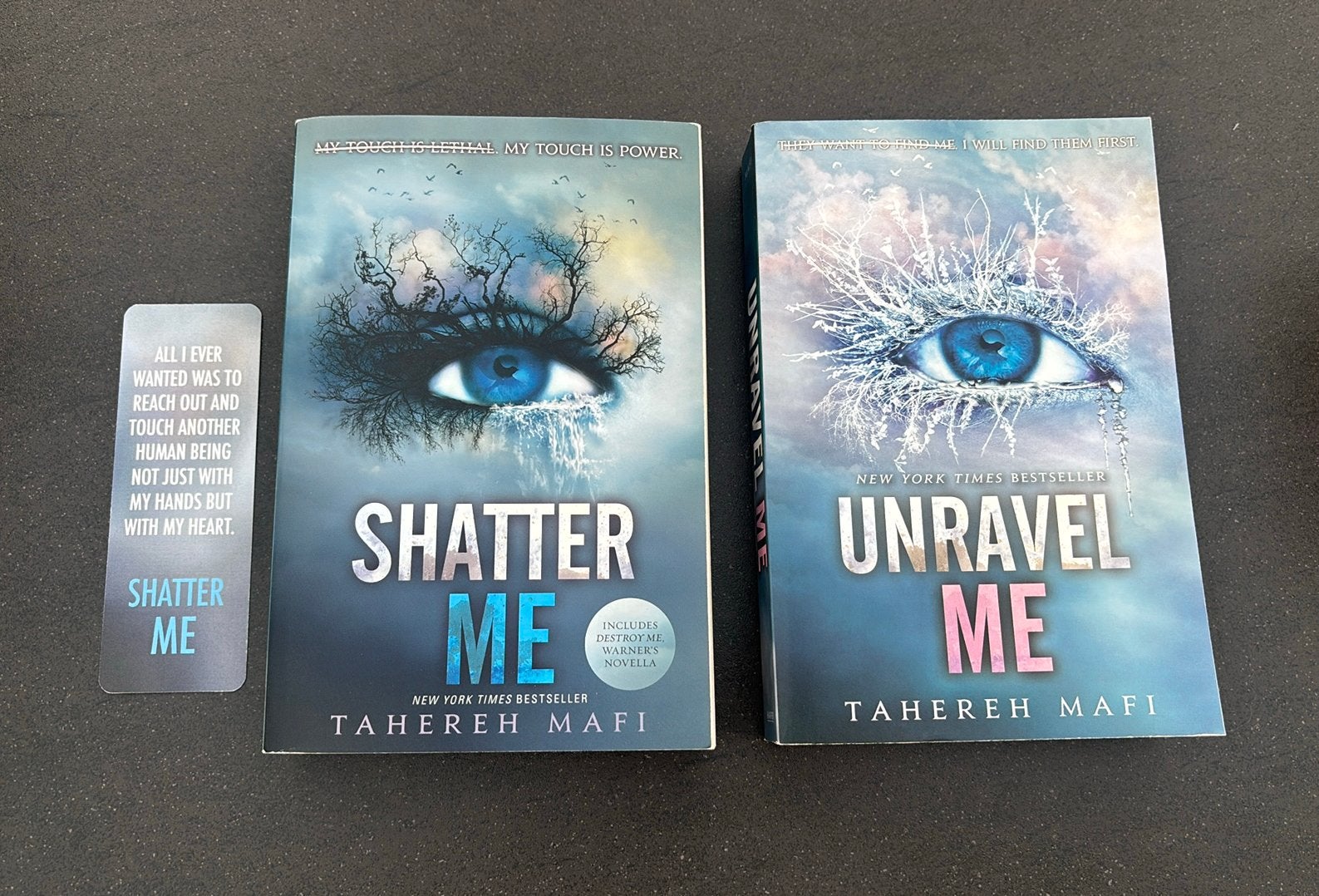 Shatter Me + Unravel Me by Tahereh Mafi + matching bookmark, Boeken, Fantasy, Ophalen of Verzenden, Nieuw