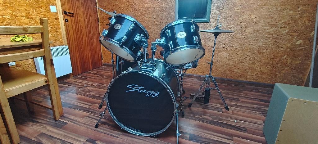 Drumstel Stagg 5-delig + snare + bekkens + kruk + pedalen, Muziek en Instrumenten, Ophalen, Gebruikt, Overige merken