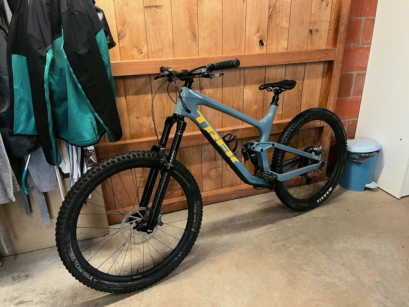 Vélo de montagne Enduro Trek Slash 9.8 Carbon (2022) — Taill, Vélos & Vélomoteurs, Comme neuf, Enlèvement, VTT tout suspendu, Frein à disque