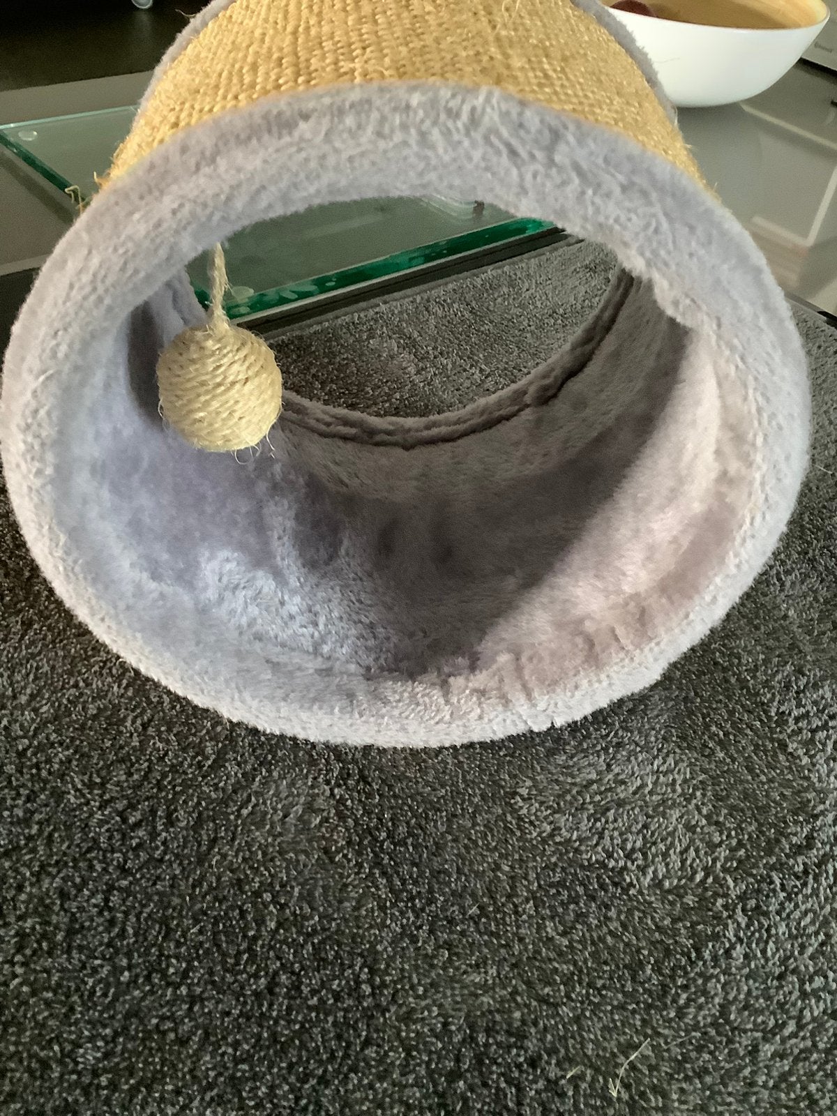 Kattenspeeltje (krabmat) 19,5 cm x 23 cm diameter met bal, Ophalen, Zo goed als nieuw