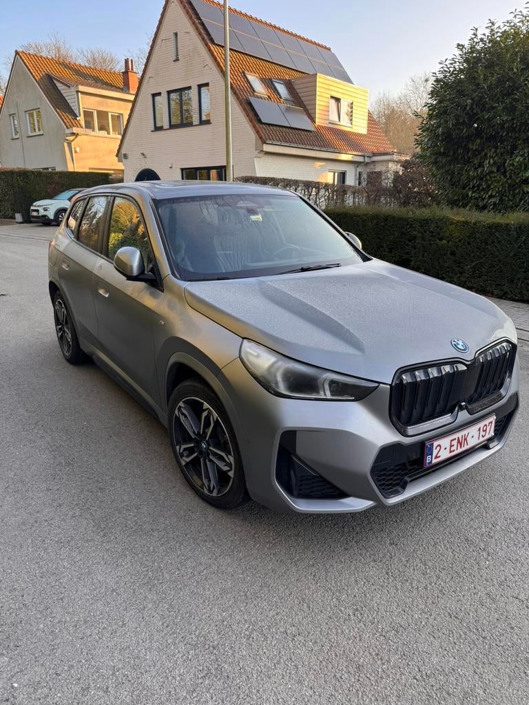 BMW iX1 xDrive30 Pure Frozen Grey, Autos, BMW, Particulier, iX1, Caméra 360°, 4x4, ABS, Caméra de recul, Phares directionnels