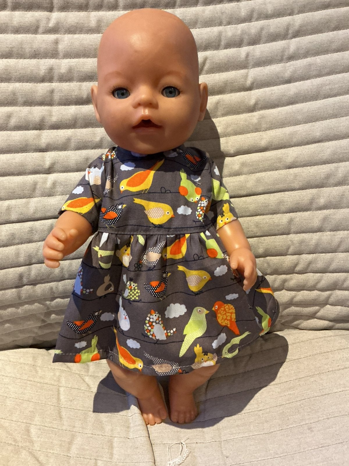 199. Babyborn: Nieuw grijs jurkje met vogeltjes, Kinderen en Baby's, Ophalen of Verzenden, Nieuw, Babypop