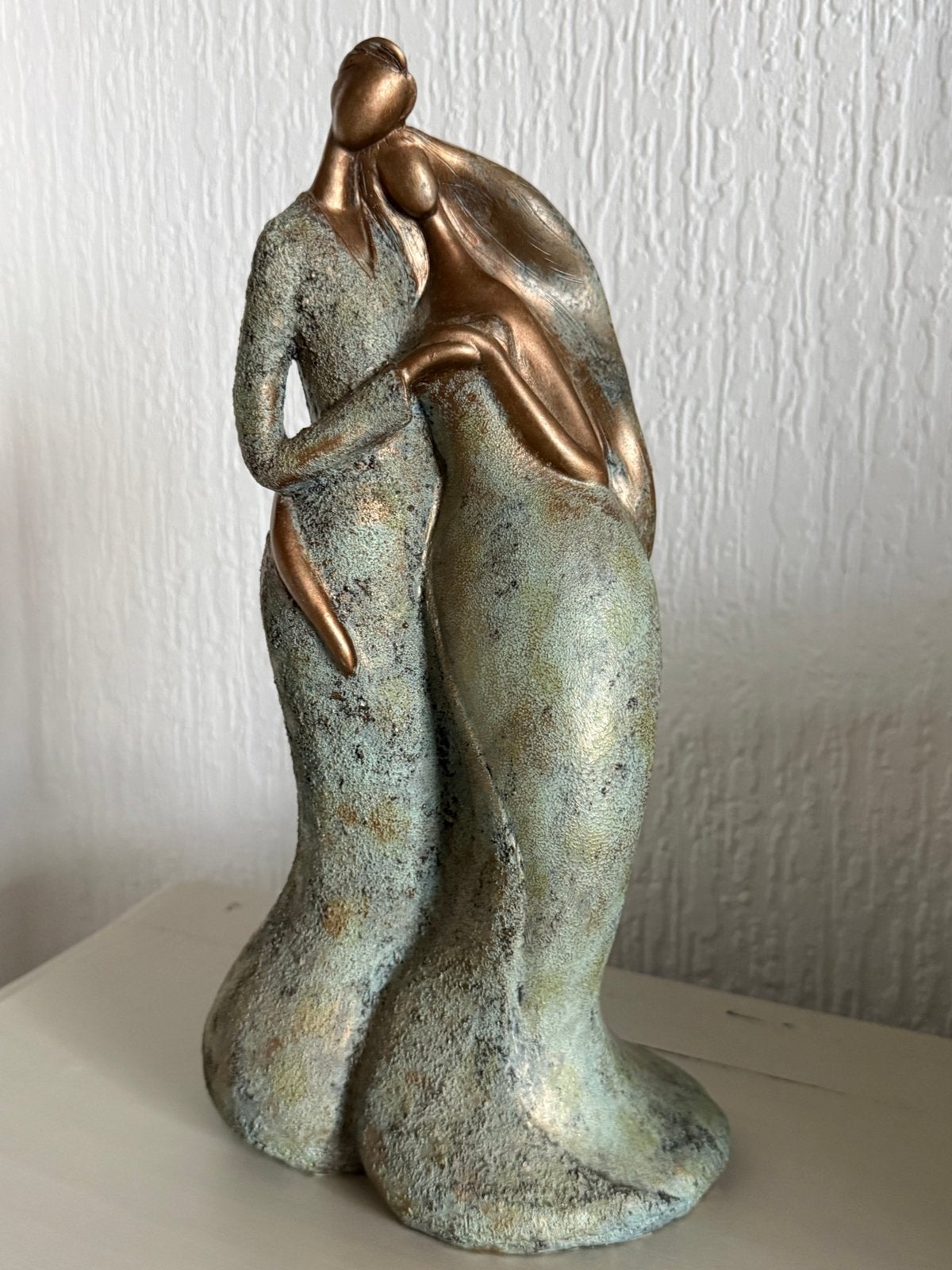 Twee vrouwen die elkaar omhelzen, Enlèvement, Comme neuf