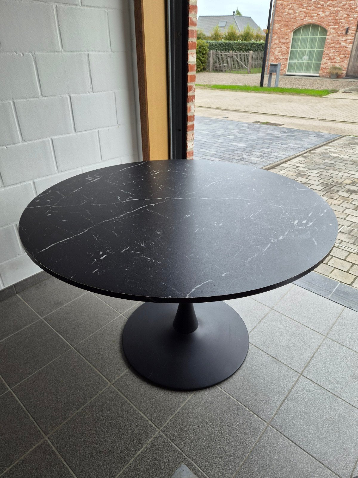 Stijlvolle Ronde Eettafel – Zwart Marmerlook met Trompetvoet, Ophalen, Rond