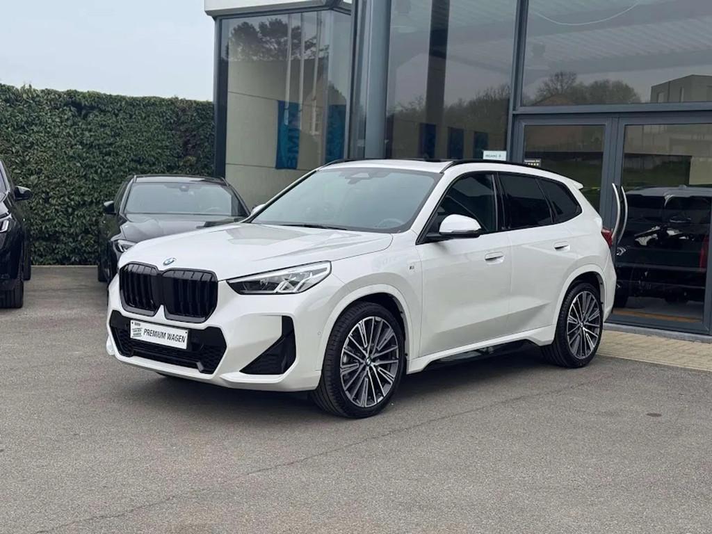 BMW X1 sDrive18i M Sport / PANODAK / TREKHAAK / DODE HOEK, Auto's, Gebruikt, Zwart, 136 pk, Wit
