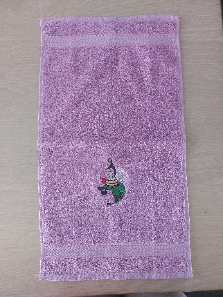 Serviette d'invité rose foncé avec abeille brodée (n9), Ophalen of Verzenden, Nieuw, Roze, Handdoek