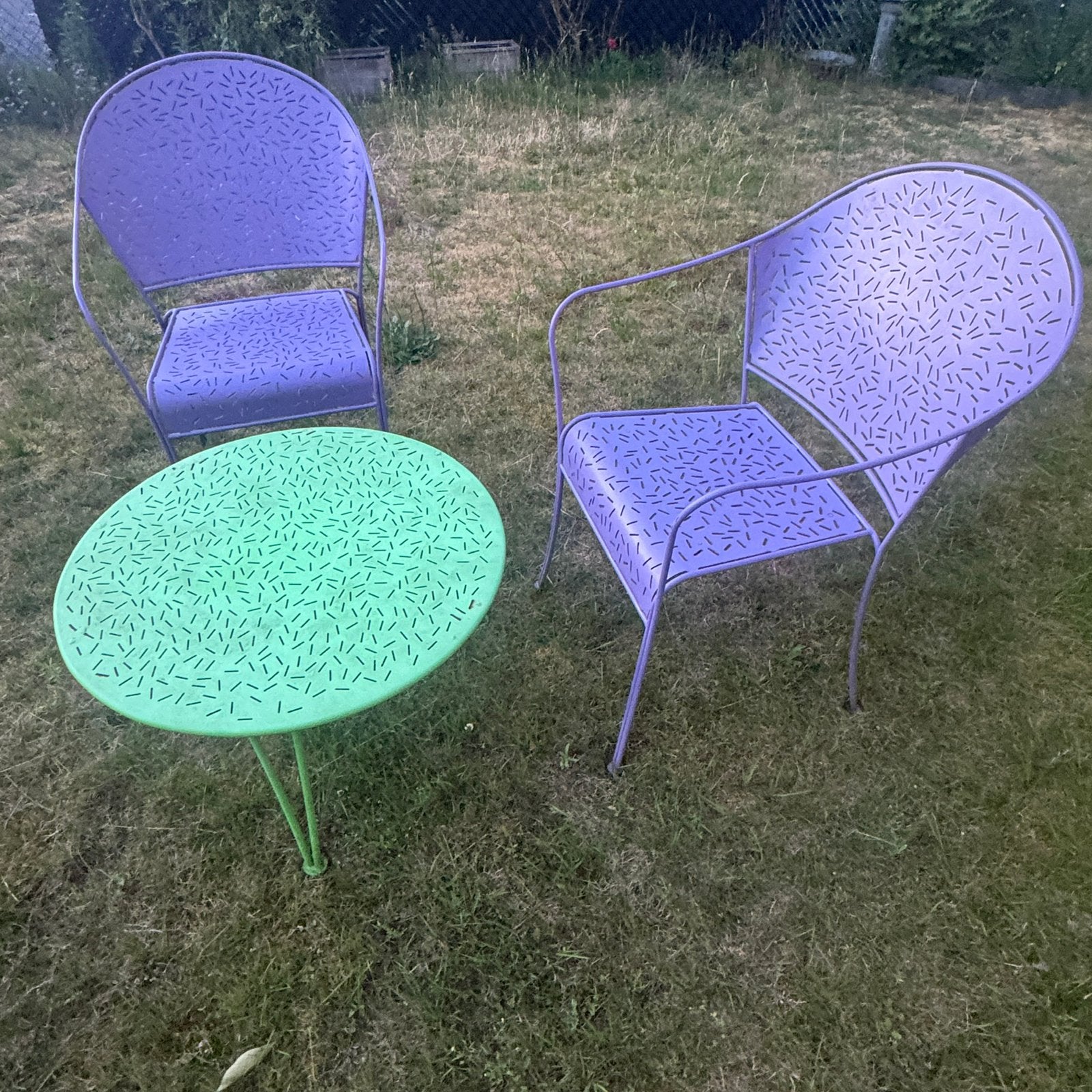 Fermob tafel + 2 tuinstoelen met armleuning. Rendez-vous, Bijzettafel, Aluminium, Zo goed als nieuw, Tuinset