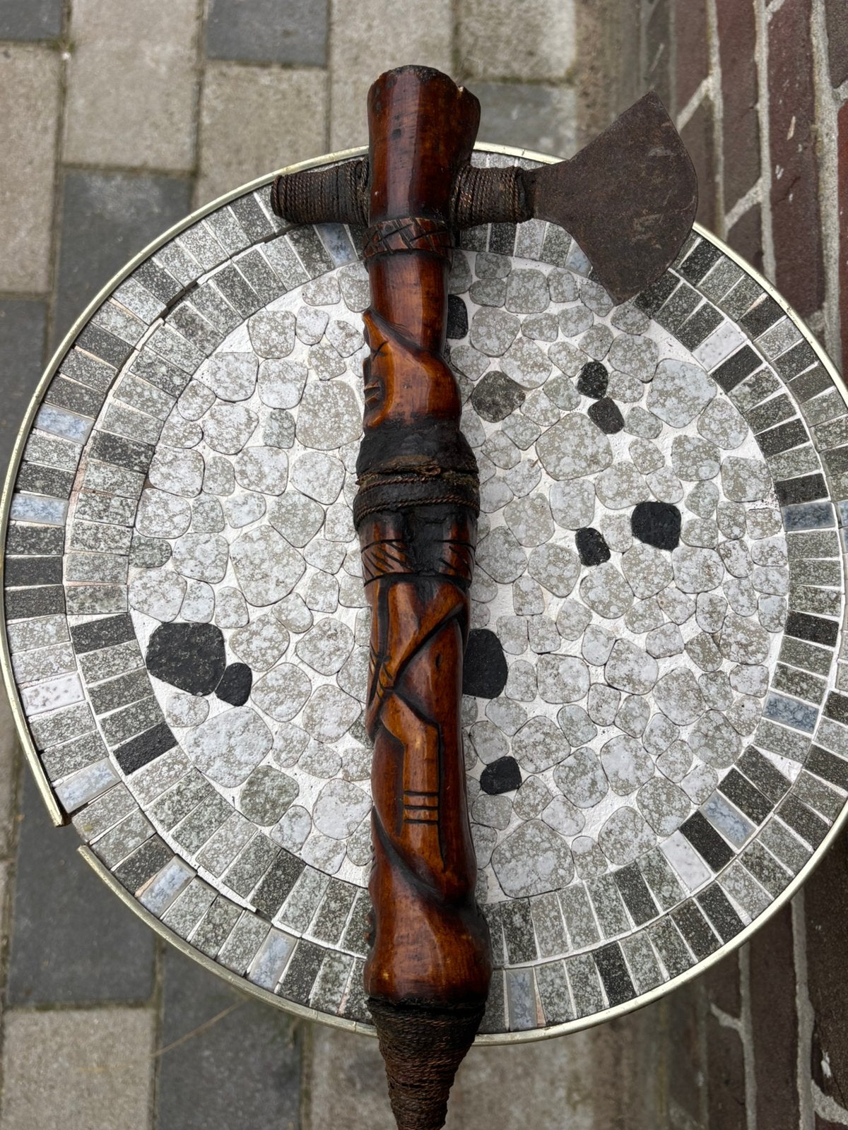Antieke Afrikaanse rituele bijl – handgesneden houten steel, Dieren en Toebehoren