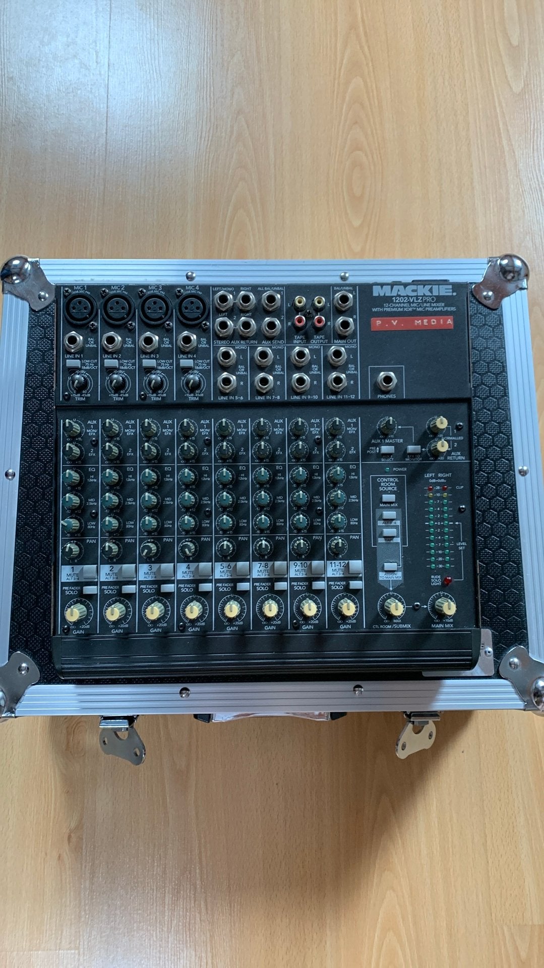 Mackie 1202 vlz pro + flight case, Enlèvement ou Envoi, Utilisé, 5 à 10 canaux, Entrée micro