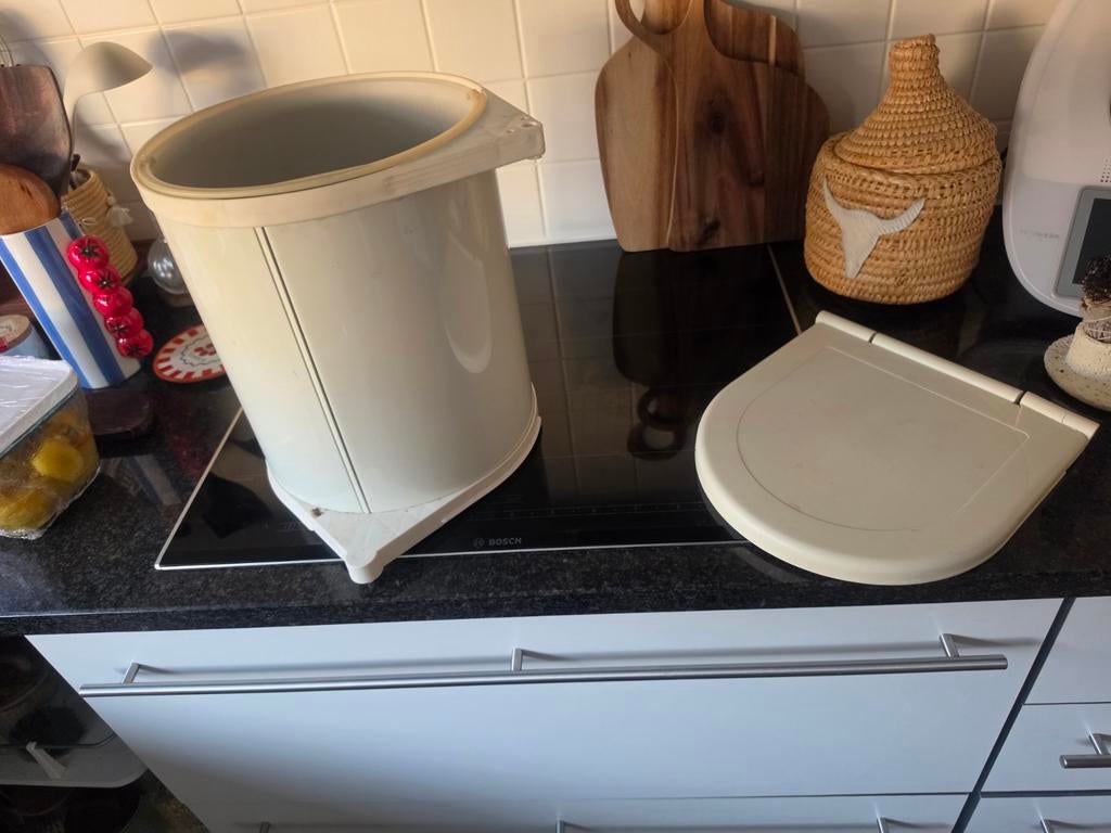 Vuilnisbak om aan een kast te bevestigen om weg te geven, Huis en Inrichting