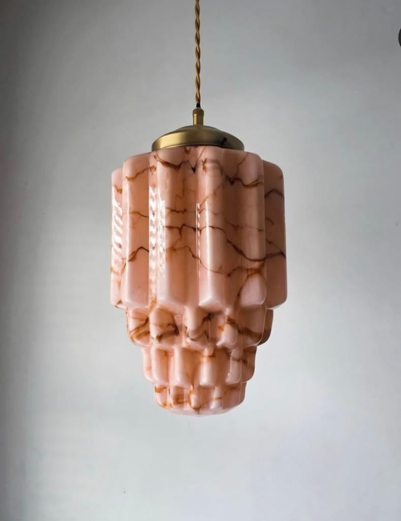 Lampe suspendue Art Déco en verre opalin marbré en forme de, Antiquités & Art, Enlèvement ou Envoi