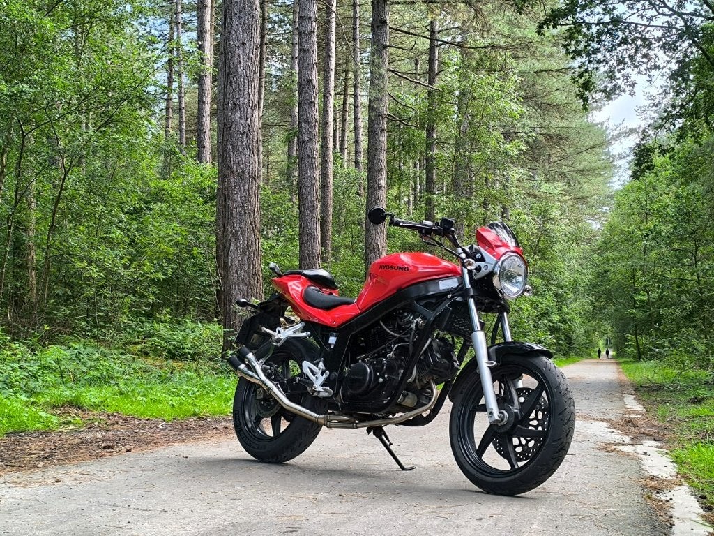 125cc Rijbewijs B V-Twin DOHC Naked Bike 27.000 km, Motos, Motos | Hyosung, Occasion, Permis Moto A1 minimum, 2 cylindres, Particulier